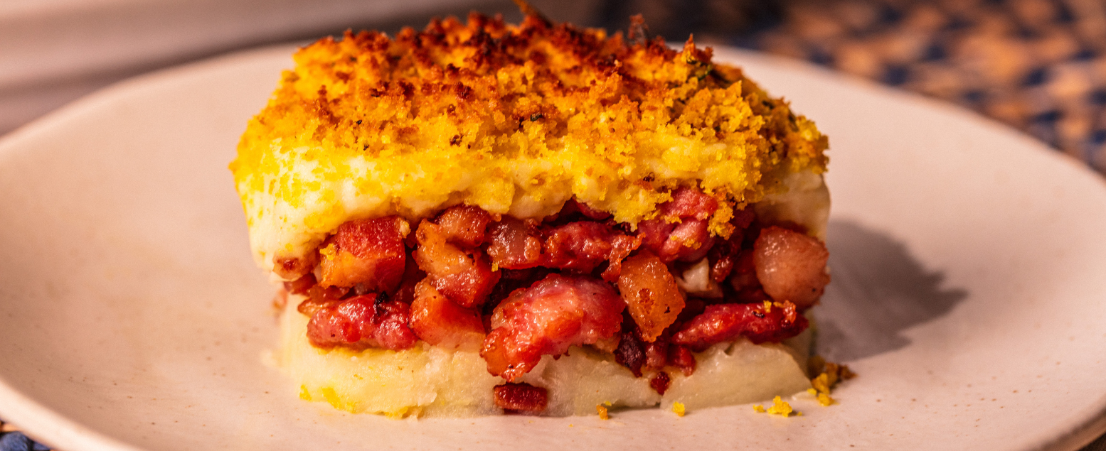 Linguiça acebolada com purê de batata