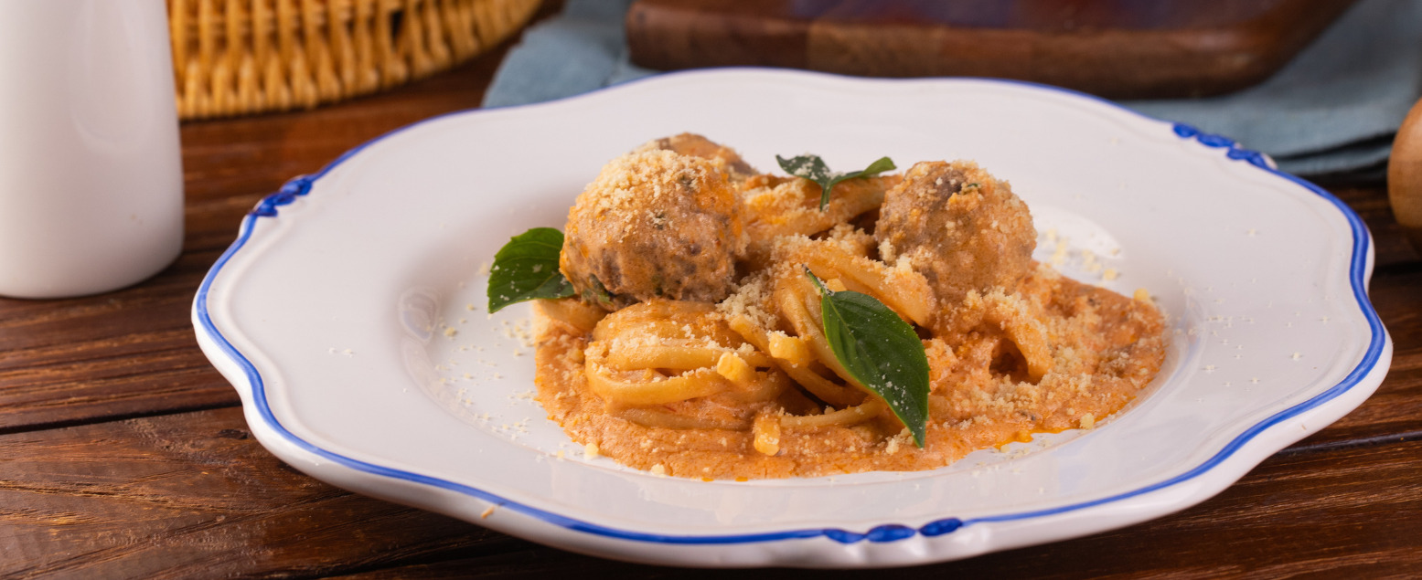 Macarrão com almôndegas