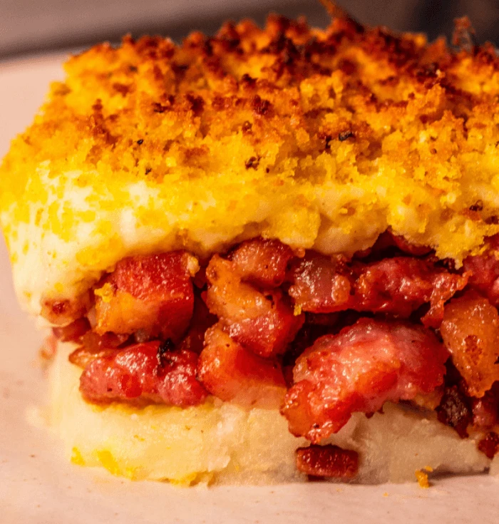 Linguiça acebolada com purê de batata