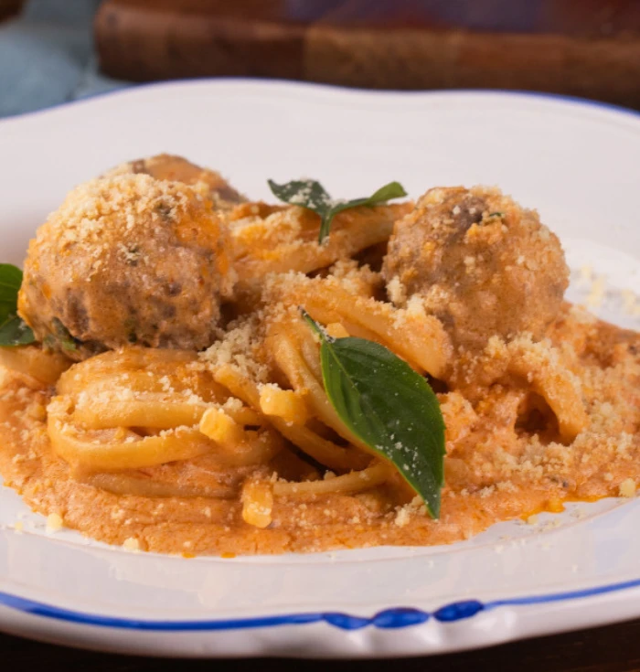 Macarrão com almôndegas