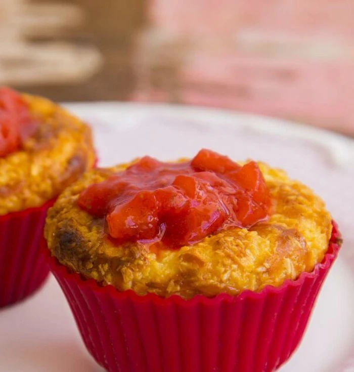 Queijadinha com calda de Morango