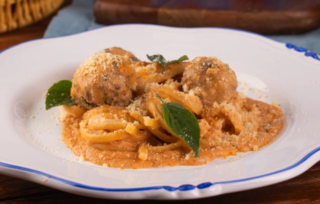 Macarrão com almôndegas