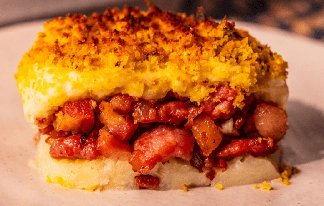 Linguiça acebolada com purê de batata