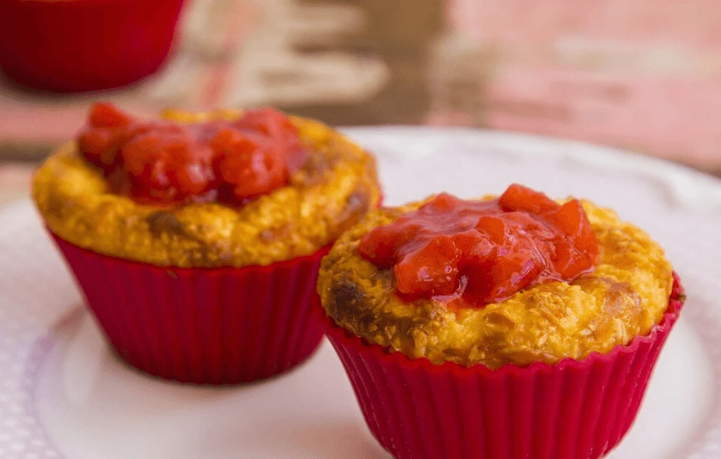 Queijadinha com calda de Morango